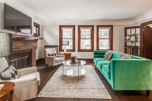 Interior - Glamorous Green Beauty in the Heart of University District 15min to Downtown (Detroit)