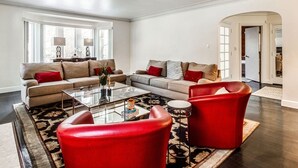A living room with a sofa, armchairs, a coffee table, and a rug. - Spacious Luxury Home 5 min to Detroit Golf Club 4 car Free Parking (Detroit)
