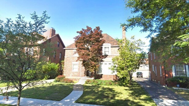 A residential street with brick houses, a well-maintained lawn, and a clear sky. - Spacious Luxury Home 5 min to Detroit Golf Club 4 car Free Parking (Detroit)