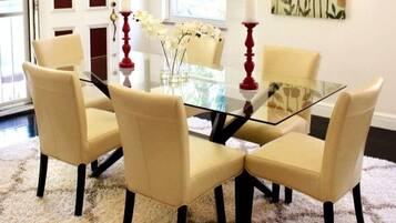 House | 5 bedrooms, Internet