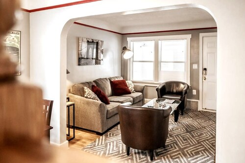 Automaniac Spot in the Heart of Pontiac 3 Beds 2 Baths