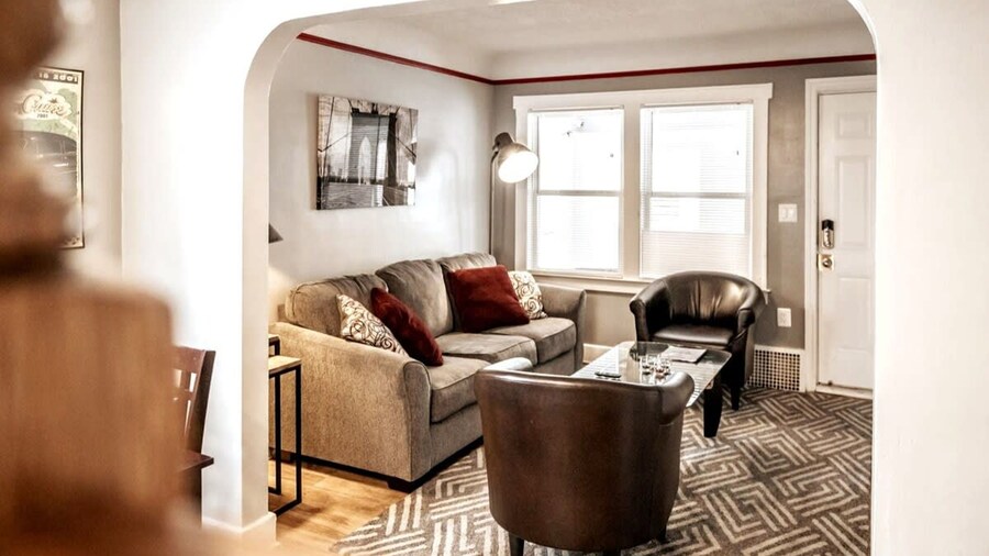 Automaniac Spot in the Heart of Pontiac 3 Beds 2 Baths