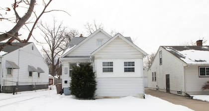 Automaniac Spot in the Heart of Pontiac 3 Beds 2 Baths