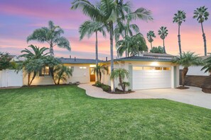 House, Accessible - Designer Coastal Paradise w Pool - Steps to Beach (Carlsbad)