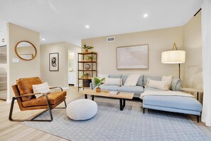 House, Accessible | 3 bedrooms, Internet - Designer Coastal Paradise w Pool - Steps to Beach (Carlsbad)