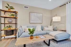 House, Accessible - Designer Coastal Paradise w Pool - Steps to Beach (Carlsbad)