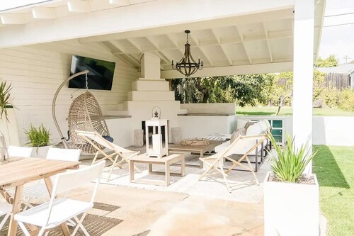 Stunning Beach Hideaway w Luxury Outdoor Living