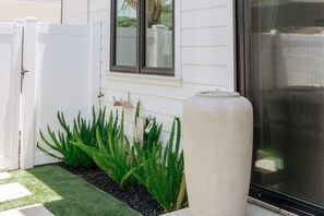 House | 4 bedrooms, Internet - Mediterranean Modern Steps to Beach Dining w Spa (Carlsbad)