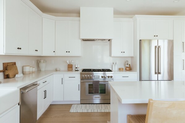 House | 4 bedrooms, Internet - Mediterranean Modern Steps to Beach Dining w Spa (Carlsbad)