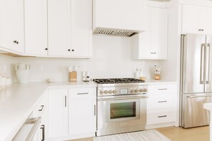 House | 4 bedrooms, Internet - Mediterranean Modern Steps to Beach Dining w Spa (Carlsbad)