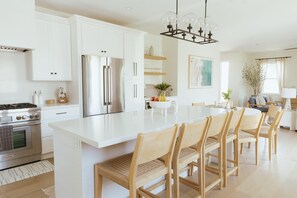 House | 4 bedrooms, Internet - Mediterranean Modern Steps to Beach Dining w Spa (Carlsbad)