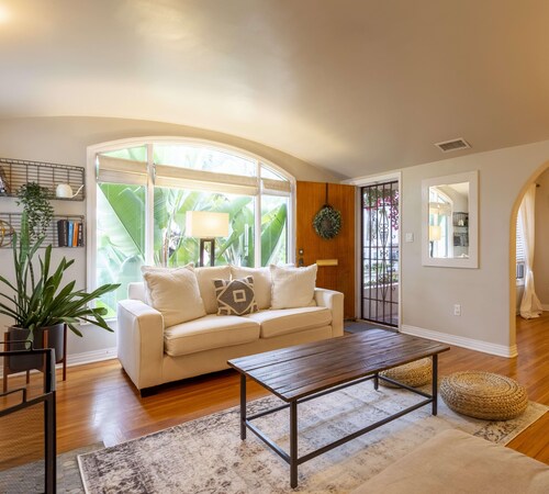 Spanish Urban Oasis-5 Min Walk to Best Local Spots