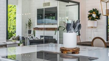 House | 5 bedrooms, Internet