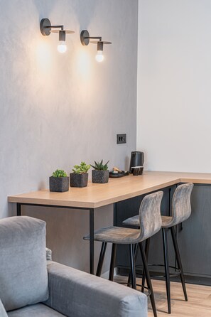 Suite estudio Deluxe | Caja de seguridad en la habitación y escritorio 