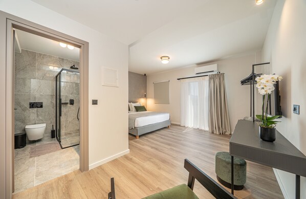 Deluxe Studio Suite | In-room safe, desk, laptop workspace, soundproofing