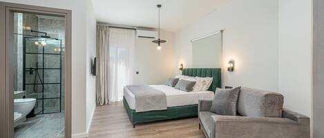 Suite monolocale Deluxe | Una cassaforte in camera, una scrivania, postazione laptop