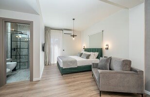 华丽开间套房 | 客房内保险箱、办公桌、笔记本电脑工作区、隔音