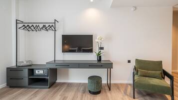 Suite estudio Deluxe | Caja de seguridad en la habitación y escritorio