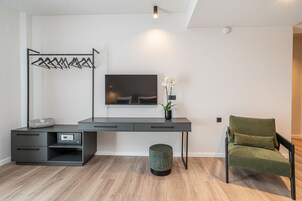 华丽开间套房 | 客房内保险箱、办公桌、笔记本电脑工作区、隔音