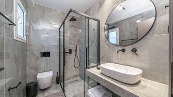 Suite monolocale Deluxe | Una cassaforte in camera, una scrivania, postazione laptop