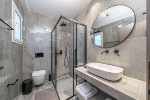 Studiosvit Deluxe | Värdeförvaringsskåp på rummet, skrivbord och arbetsyta för laptop