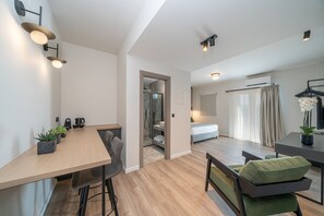 Deluxe Studio Suite | In-room safe, desk, laptop workspace, soundproofing