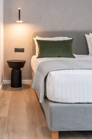Suite estudio Deluxe | Caja de seguridad en la habitación y escritorio 