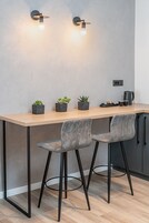 华丽开间套房 | 客房内保险箱、办公桌、笔记本电脑工作区、隔音