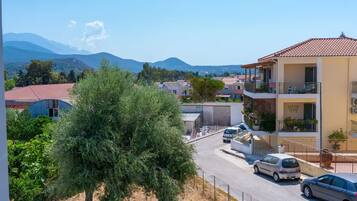 Suite estudio Deluxe | Caja de seguridad en la habitación y escritorio