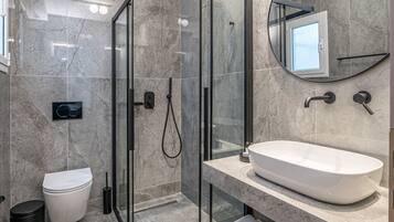 Suite estudio Deluxe | Caja de seguridad en la habitación y escritorio