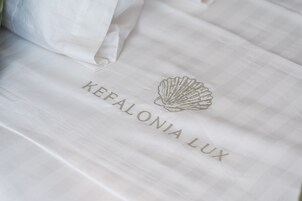 华丽开间套房 | 客房内保险箱、办公桌、笔记本电脑工作区、隔音