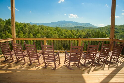 Breathtaking 14br Cabin Elevator Views Games Hot Tubs Galore