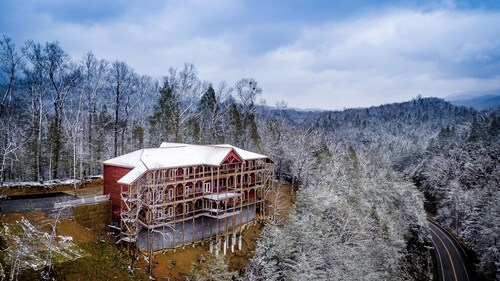 Breathtaking 14br Cabin Elevator Views Games Hot Tubs Galore