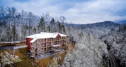 Breathtaking 14br Cabin Elevator Views Games Hot Tubs Galore