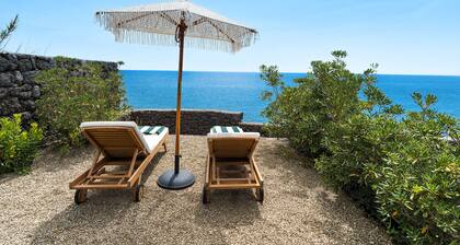 Luxury villa with pool and direct access to the sea, Pozzillo