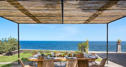 Luxury villa with pool and direct access to the sea, Pozzillo