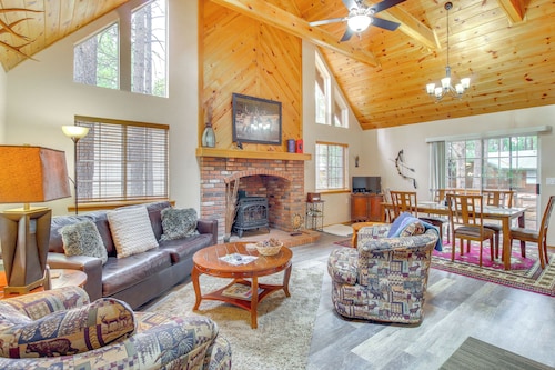 4 Mi to Lake: Pet-Friendly Cabin in Pinetop