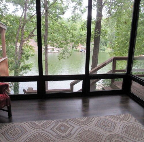 Lakefront with kayaks and private dock.  Pet friendly, nearby dog park