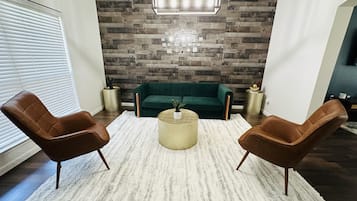 House | 8 bedrooms, desk