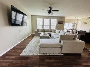 8 bedrooms, desk - Autin - Family & Groups - Modern Lux (Round Rock)