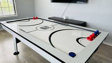 House | 8 bedrooms, desk