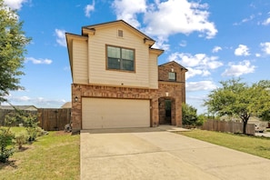 Exterior - Autin - Family & Groups - Modern Lux (Round Rock)