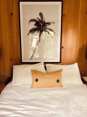 2 bedrooms, iron/ironing board, free WiFi, bed sheets - Charming Olde Naples Bungalow (Naples)