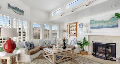 Shoreline Villa by Avantstay Steps to the Beach, Bay, & Pier!