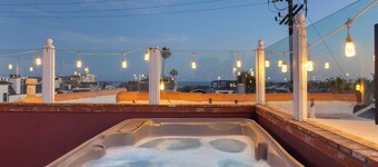 Shoreline Villa by Avantstay Steps to the Beach, Bay, & Pier!