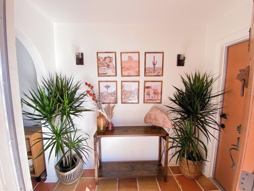 Charming 2-bedroom house with WiFi, AC in welcoming Yucca Valley