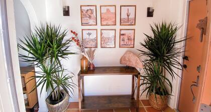 Charming 2-bedroom house with WiFi, AC in welcoming Yucca Valley