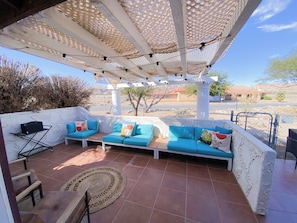 Terrace/patio - Charming 2-bedroom house with WiFi, AC in welcoming Yucca Valley (Yucca Valley)