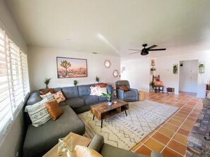 Smart TV - Charming 2-bedroom house with WiFi, AC in welcoming Yucca Valley (Yucca Valley)