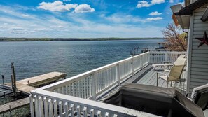 Une terrasse avec vue sur un lac, un quai et un bâtiment orné d’une étoile.